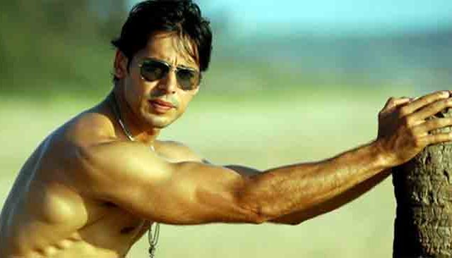 अभिनेता दिनो मोर्याची पोलिसांनी केली चौकशी