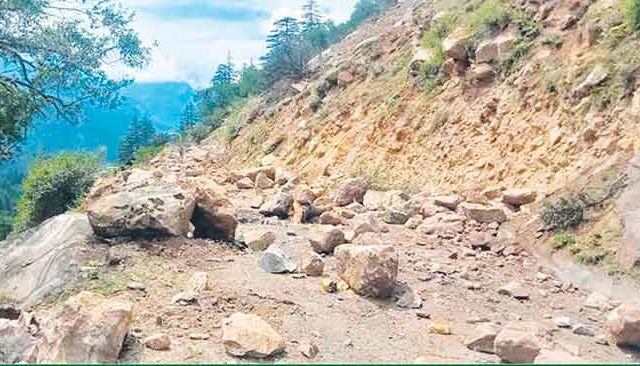 'डोंगरावरील रहिवाशांनी स्थलांतर करावे'