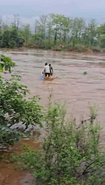 उल्हास नदीच्या पाण्यात अडकलेल्या  तीन गुराख्यांना मिळाले जीवनदान