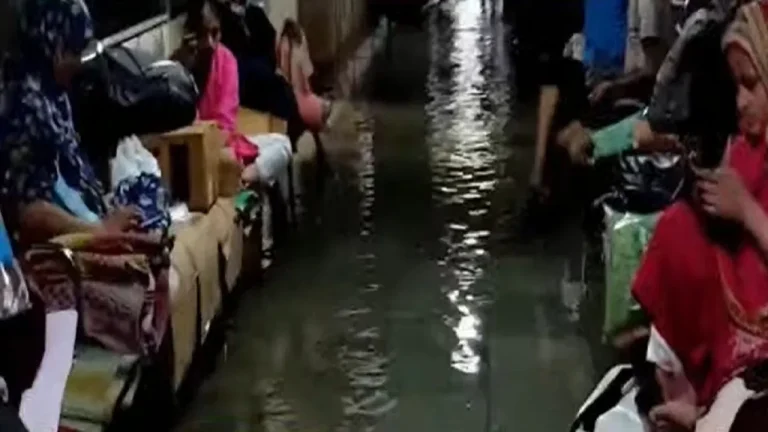 पावसाचा फटका रेल्वे वाहतूक कोलमडली, रस्ते वाहतूक मंदावली, अंधेरी सब वे बंद