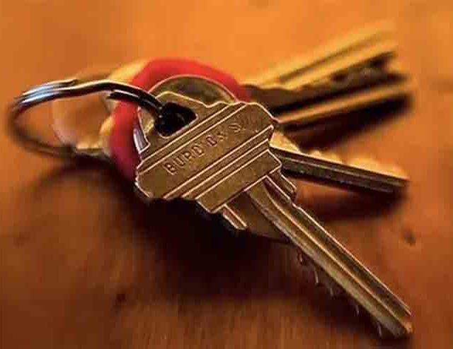 Vastu Tips: घराच्या या दिशेला ठेवा तिजोरीची चावी, वायफळ खर्च होणार नाही