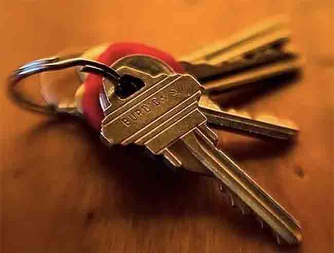 Vastu Tips: घराच्या या दिशेला ठेवा तिजोरीची चावी, वायफळ खर्च होणार नाही