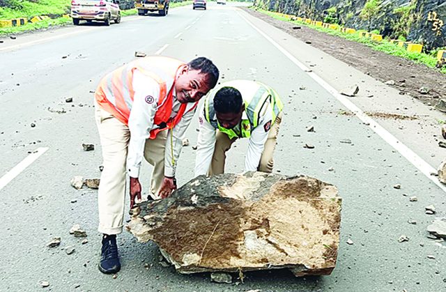 Landslide disrupts: नवीन कसारा घाटात दरड कोसळून वाहतूक विस्कळीत