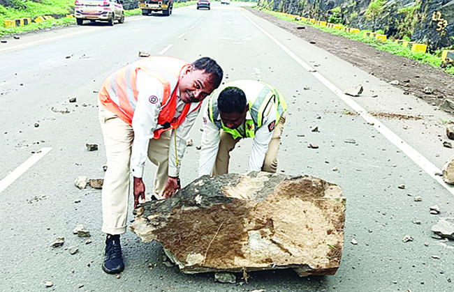 Landslide disrupts: नवीन कसारा घाटात दरड कोसळून वाहतूक विस्कळीत