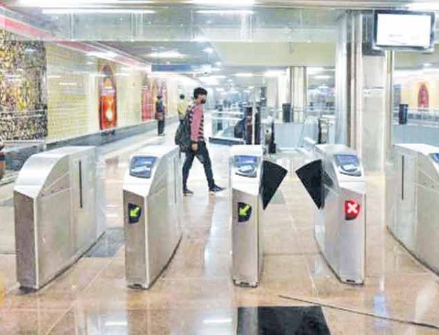 मेट्रोप्रमाणे लोकलमध्येही आता नियंत्रित प्रवेश