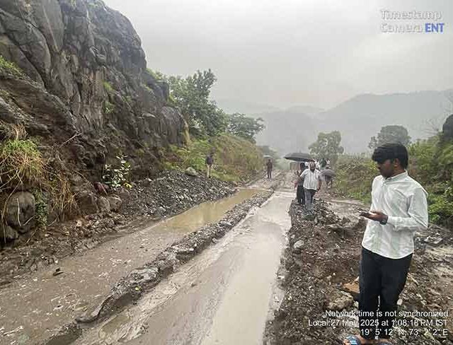 मिठी नदीचा काढून ठेवलेला  गाळ जागच्या जागीच