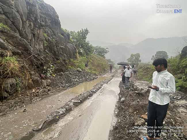 मिठी नदीचा काढून ठेवलेला  गाळ जागच्या जागीच