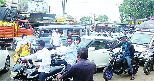 Traffic Jam Problem: दिंडोरी चौफुलीवर सिग्नल यंत्रणेची गरज, वाहतूक कोंडीने नाशिककर त्रस्त