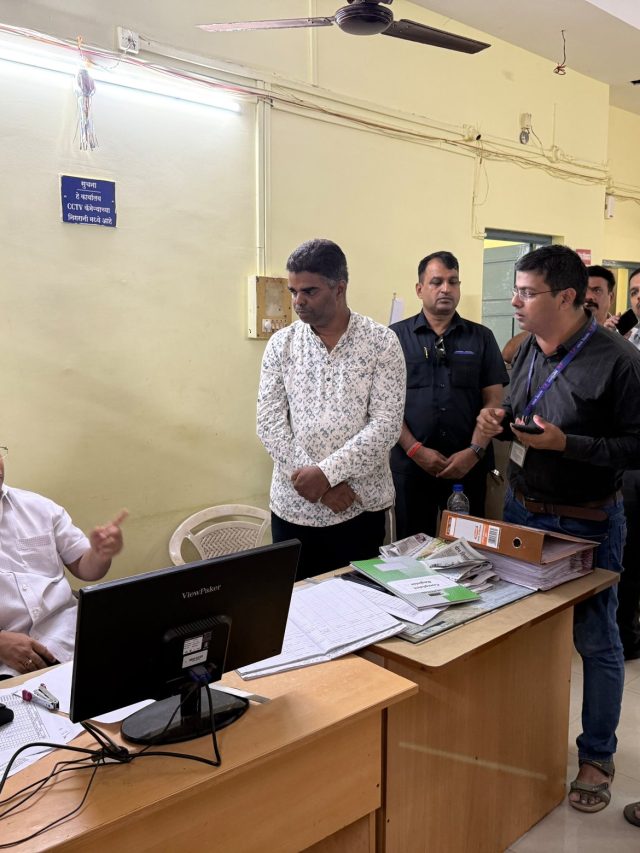 मंत्री नितेश राणेंनी घेतली वीज वितरण कंपनीच्या कर्मचाऱ्यांची झाडाझडती