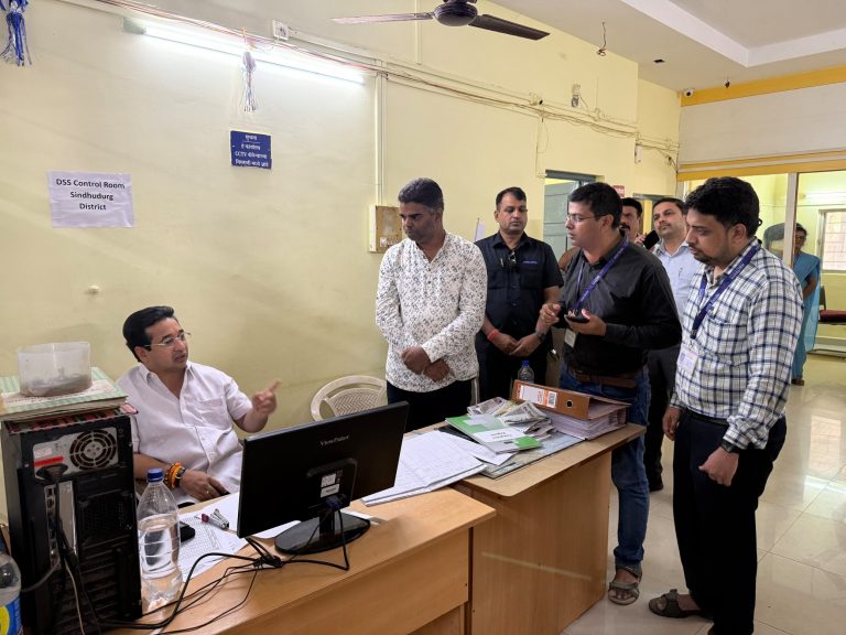 मंत्री नितेश राणेंनी घेतली वीज वितरण कंपनीच्या कर्मचाऱ्यांची झाडाझडती