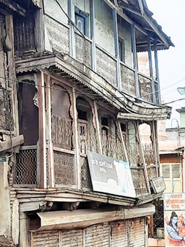 राहाता शहरातील १२५ वर्षांपूर्वीची इमारत कोसळण्याच्या अवस्थेत ?