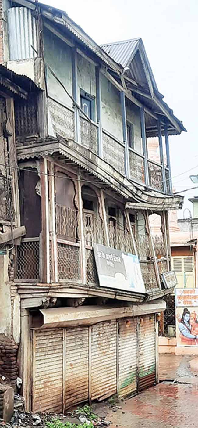 राहाता शहरातील १२५ वर्षांपूर्वीची इमारत कोसळण्याच्या अवस्थेत ?