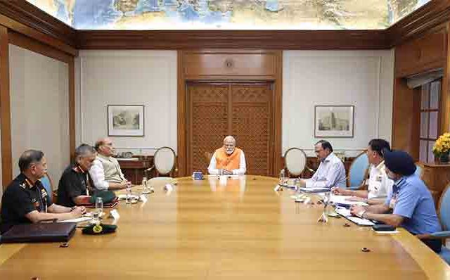 India Pakistan Tension: उरीमध्ये पाकिस्तानचा पुन्हा गोळीबार, पंतप्रधान मोदींची तीन्ही सैन्याध्यक्षांसह बैठक