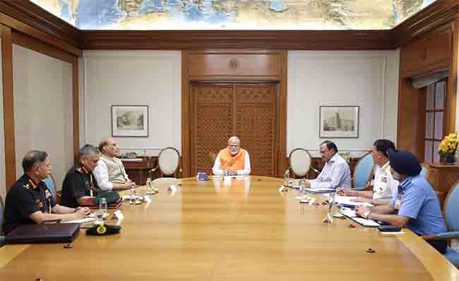 India Pakistan Tension: उरीमध्ये पाकिस्तानचा पुन्हा गोळीबार, पंतप्रधान मोदींची तीन्ही सैन्याध्यक्षांसह बैठक