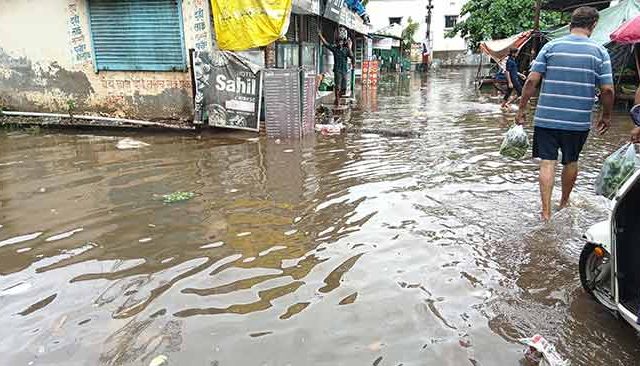 मुसळधार पावसाने जिल्ह्याला झोडपले
