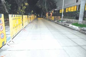 रस्त्यांच्या कामानंतर बॅरेकेट्स हटवा