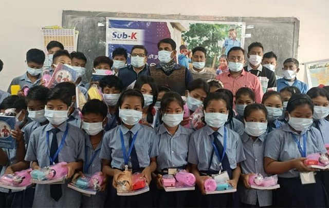 मनपा शाळेतील विद्यार्थ्यांना शाळेच्या पहिल्याच दिवशी ‘शैक्षणिक किट’