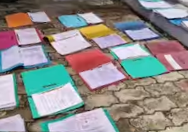 धुळे शहरात सरकारच्या फाईली रस्त्यावर, वळवाच्या पावसाने उडवली दाणादाण