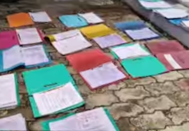 धुळे शहरात सरकारच्या फाईली रस्त्यावर, वळवाच्या पावसाने उडवली दाणादाण