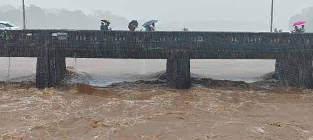 उल्हास नदीने ओलांडली धोक्याची पातळी