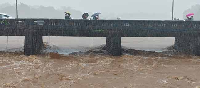 उल्हास नदीने ओलांडली धोक्याची पातळी