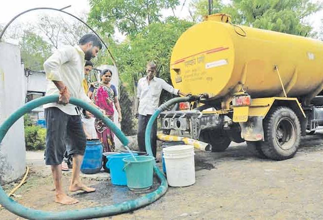 मुसळधार पावसातही तहानलेल्यांना १७० टँकरचा आधार