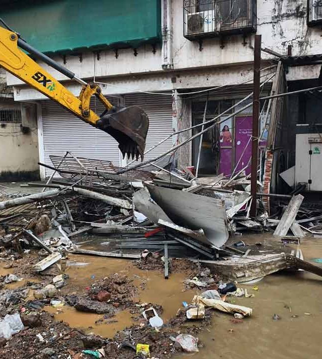 आय प्रभागात रखडलेले रस्ता रुंदीकरण, गटारीचे काम सुरू