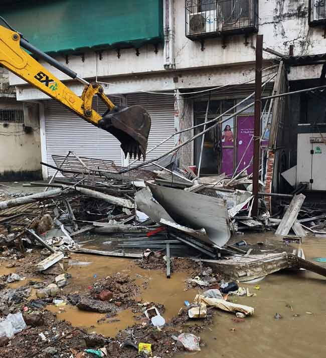 आय प्रभागात रखडलेले रस्ता रुंदीकरण, गटारीचे काम सुरू
