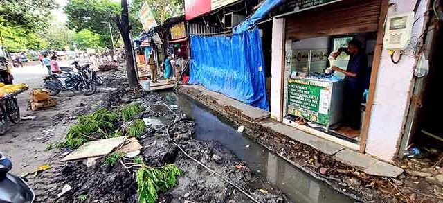 खारेगाव नाका ते पाखाडीत महानगर गॅस वाहिनीमुळे चिखल रस्त्यावर