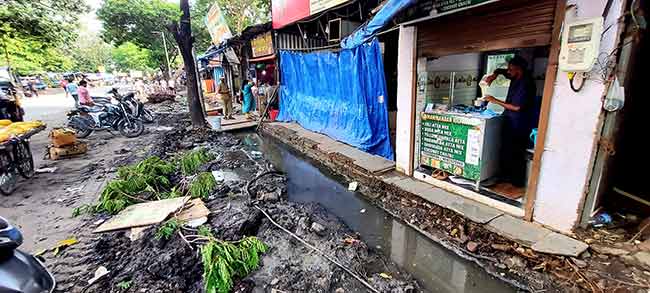 खारेगाव नाका ते पाखाडीत महानगर गॅस वाहिनीमुळे चिखल रस्त्यावर