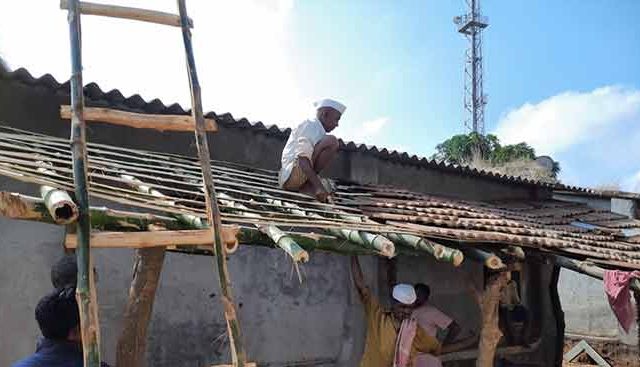 मान्सूनपूर्व घरांच्या छप्पर दुरुस्तीला वेग