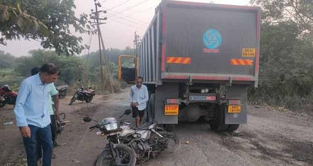अवैध अवजड वाहतुकीमुळे दूरशेत रस्ता बनतोय जीवघेणा