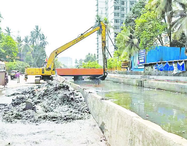 पावसाच्या हजेरीने नालेसफाईतील गाळ गेला वाहून