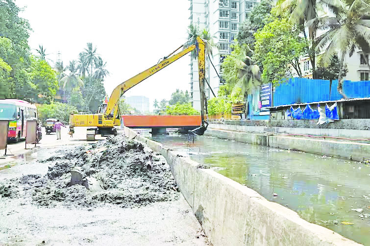 पावसाच्या हजेरीने नालेसफाईतील गाळ गेला वाहून