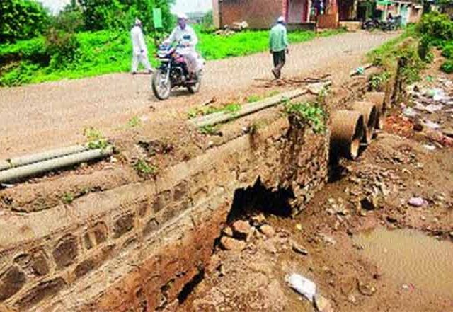 मोहोपाडा सेबी वळणावर पुलानजीक भगदाडाने अपघाताची भीती