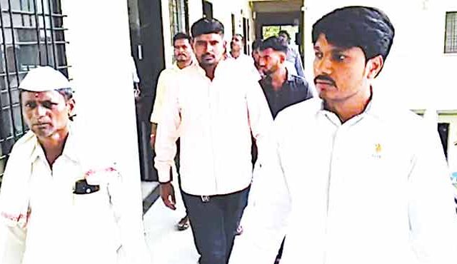 भ्रष्ट अधिकारी-कर्मचारी हटवा, शेतकरी वाचवा