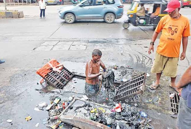 गटारे साफ करताना सुरक्षा नियमांची पायमल्ली