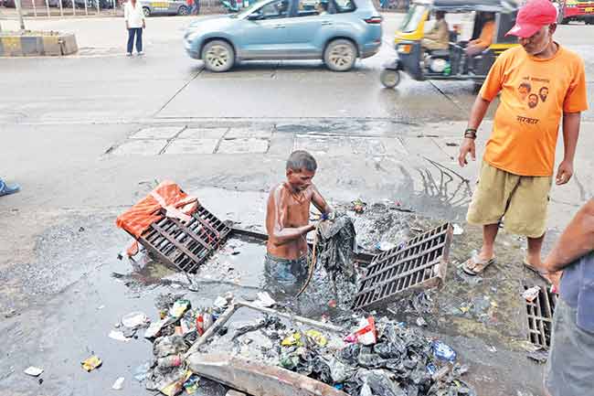 गटारे साफ करताना सुरक्षा नियमांची पायमल्ली