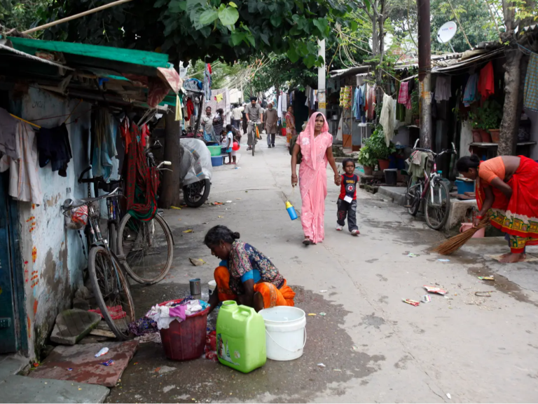 भारतातील २७ कोटी नागरिक गरिबीतून बाहेर
