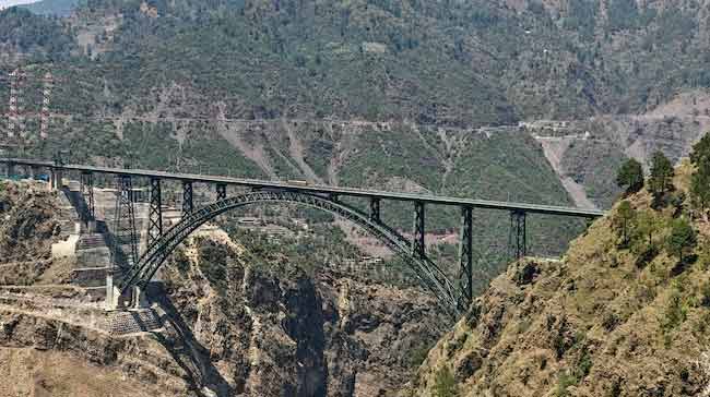 पर्वत आणि बोगद्यांमधील अभियांत्रिकीचा चमत्कार, चिनाब पुलामध्ये काय आहे खास पाहा