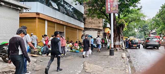 दादर स्थानक परिसरात पोलिसांना न जुमानता होतो व्यवसाय