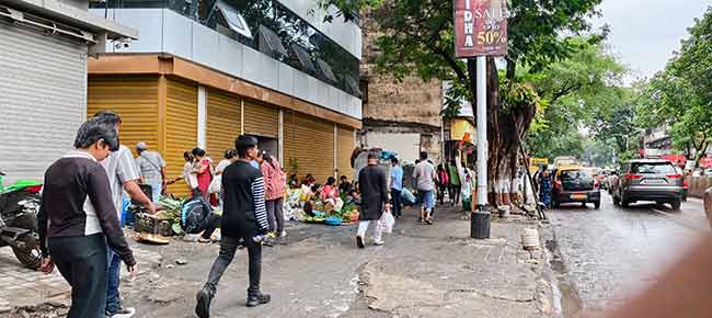 दादर स्थानक परिसरात पोलिसांना न जुमानता होतो व्यवसाय