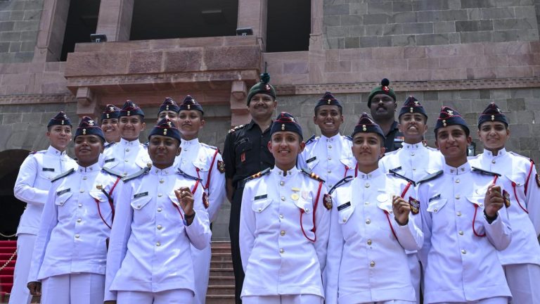 ऐतिहासिक : NDA मधून एकाचवेळी १७ मुली सैन्यात दाखल