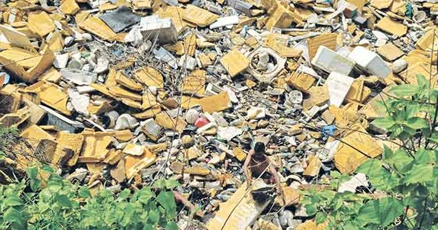 मिठी नदीला जोडणाऱ्या नाल्यात थर्माकॉल, पार्सल बॉक्स