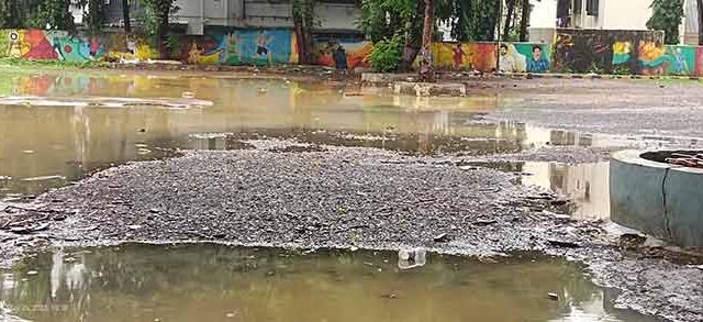 अशोक नगरमधील पालिकेच्या मैदानाला तलावाचे स्वरूप