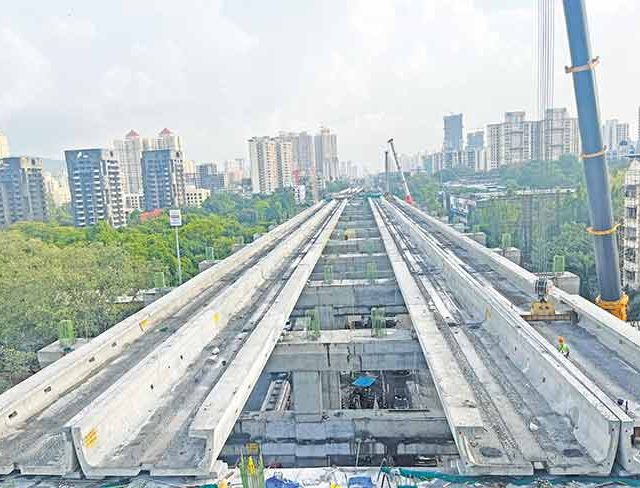 कापुरबावडी येथे यू-गर्डर उभारणीचा महत्वपूर्ण टप्पा पूर्ण