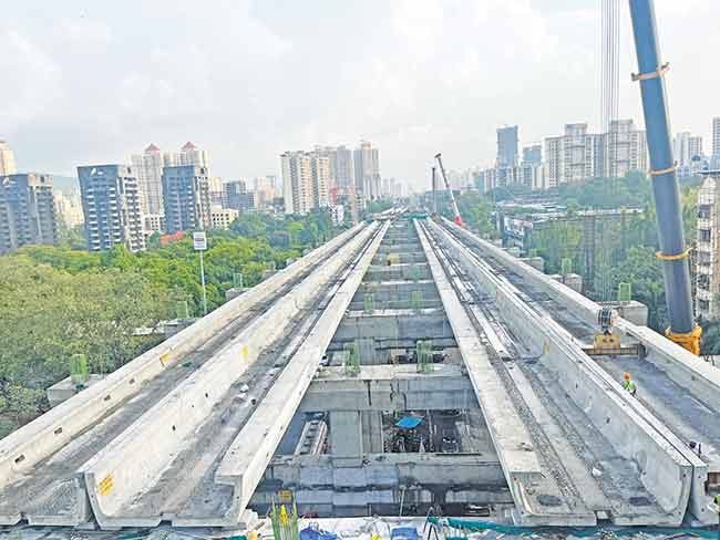 कापुरबावडी येथे यू-गर्डर उभारणीचा महत्वपूर्ण टप्पा पूर्ण