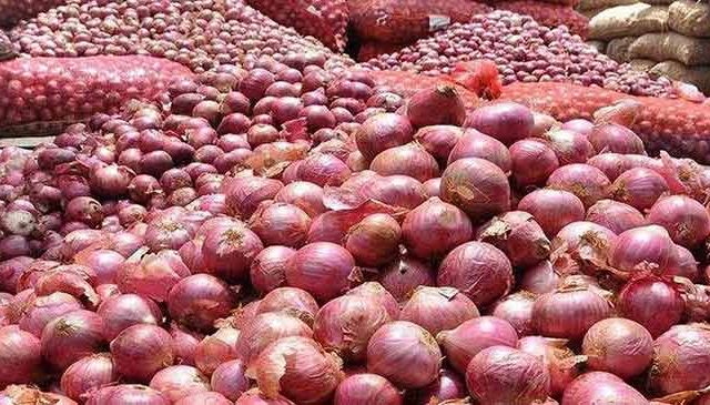 साठवून ठेवलेला कांदा खराब होत असल्याने शेतकरी चिंतेत
