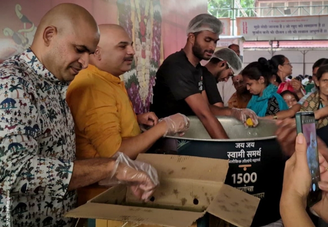 “जय जय स्वामी समर्थ” च्या १५०० भागांच्या निमित्ताने, पुण्यातील धनकवडी मठात दीड हजार लाडूंचे वाटप!