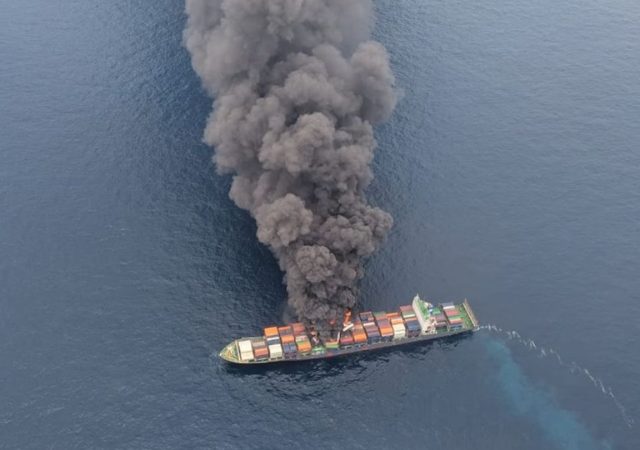 Cargo Ship Catches Fire: न्हावा शेवाच्या दिशेने येणाऱ्या मालवाहक जहाजाला भर समुद्रात महाकाय आग, क्रू मेंबर्स आगीत होरपळले